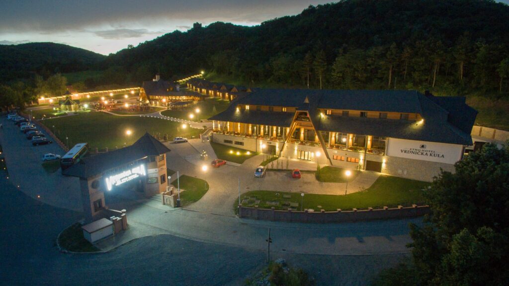 Etno restoran i vinski podrum Etno naselja Vrdnička kula